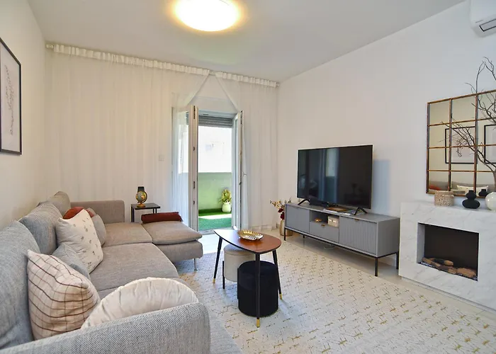 Sandra 2335 Apartment